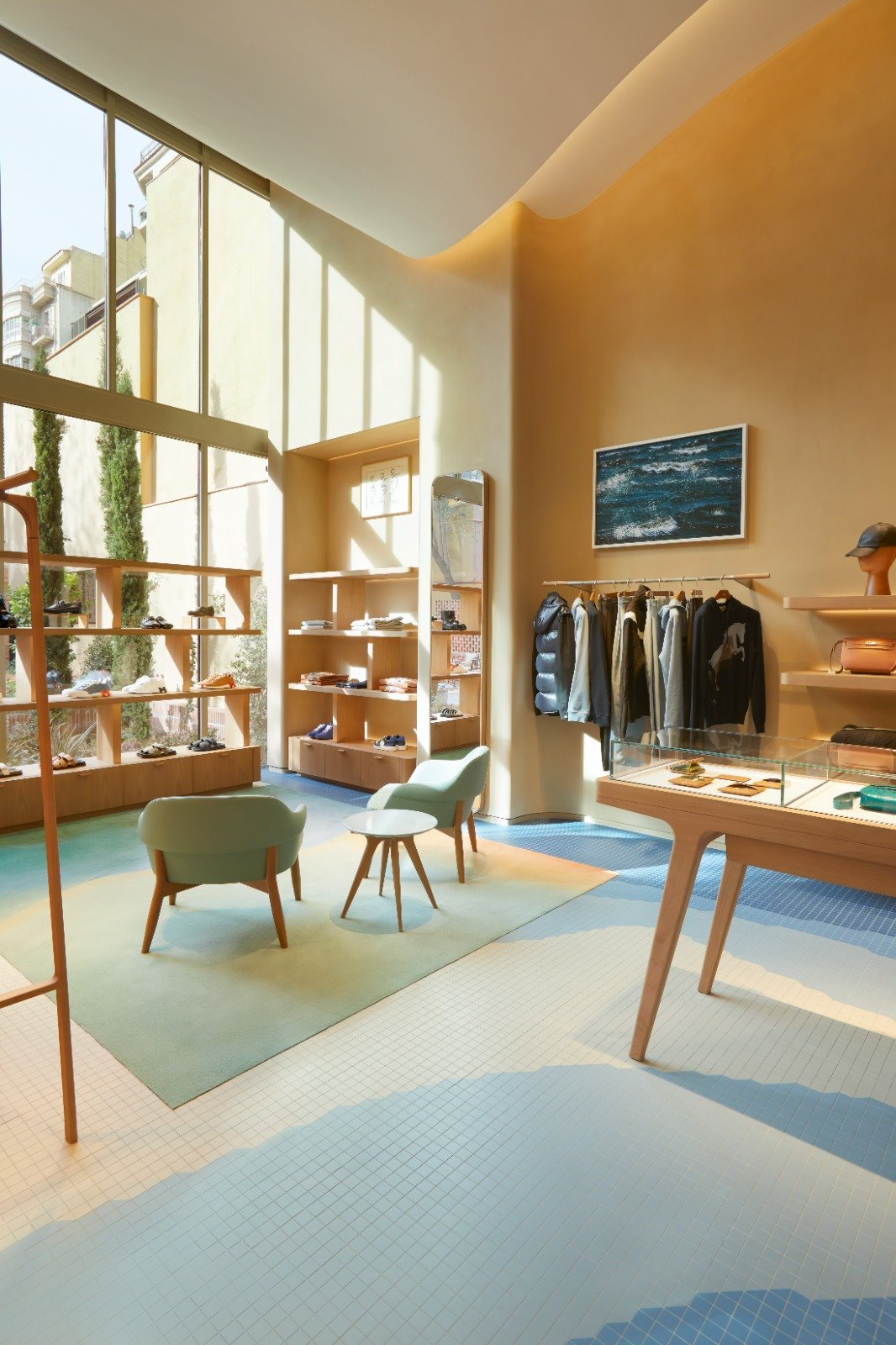 El nuevo local de Hermès en Barcelona se abre a un patio interior que se convierte en un oasis en la ciudad. 