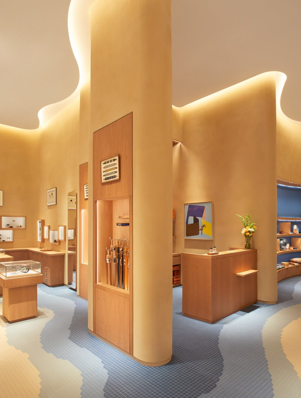 Las formas orgánicas de la arquitectura modernista han inspirado el interiorismo del local. 