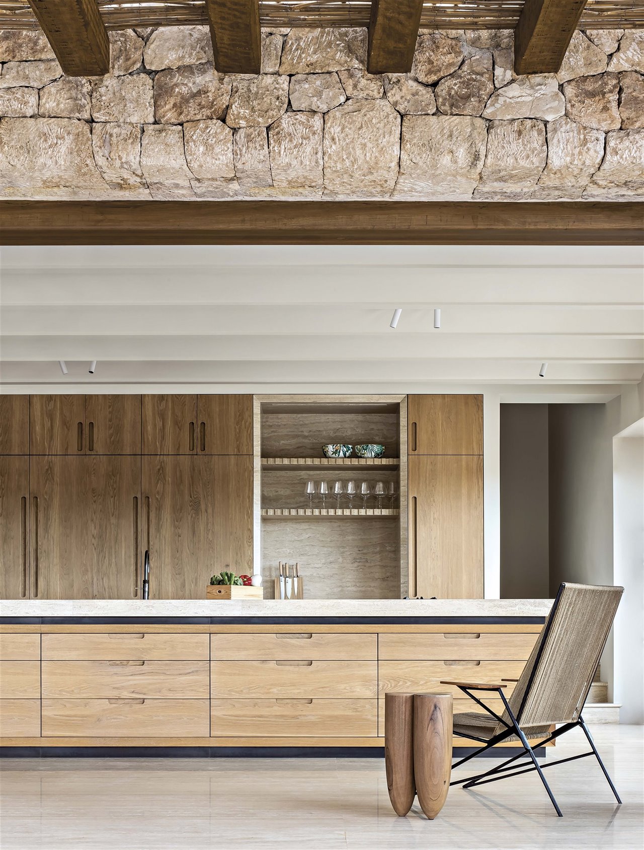 cocina de estilo rústico mediterráneo con isla de mármol y madera