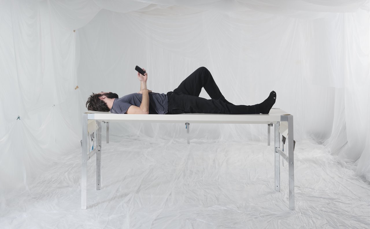 No, no es la sala de operaciones de Dexter. Es el diseñador Marc Morro durmiendo en la mesa en la que antes trabajó.