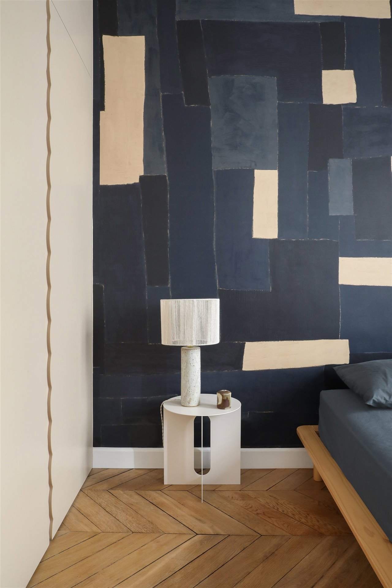 papel pintado azul geométrico dormitorio