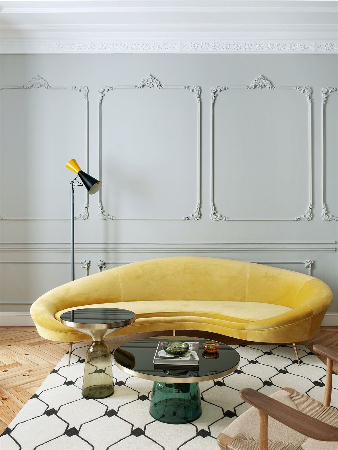 Piso moderno y reformado en Madrid con molduras y suelo de parquet estar con sofa amarillo