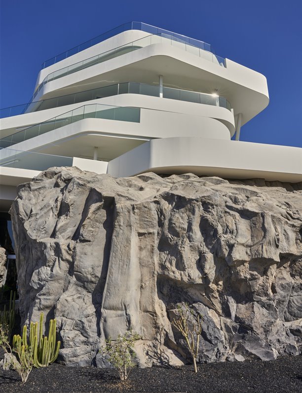 Un hotel inspirado en la costa de Tenerife que respeta la naturaleza volcánica de la isla
