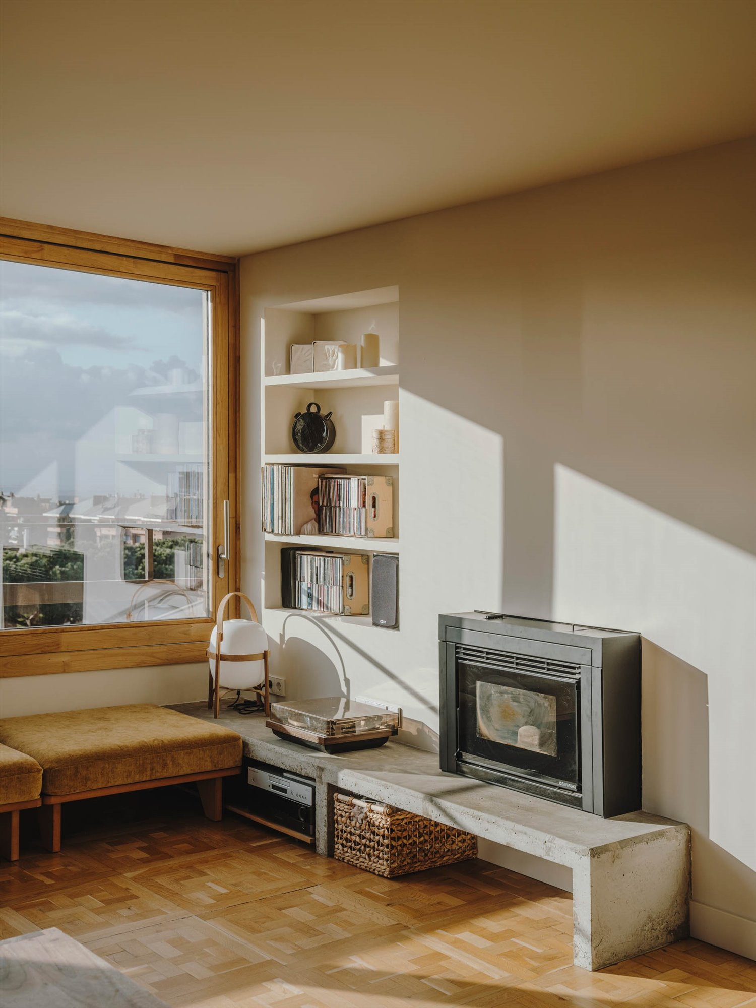 salón chimenea madera ático barcelona