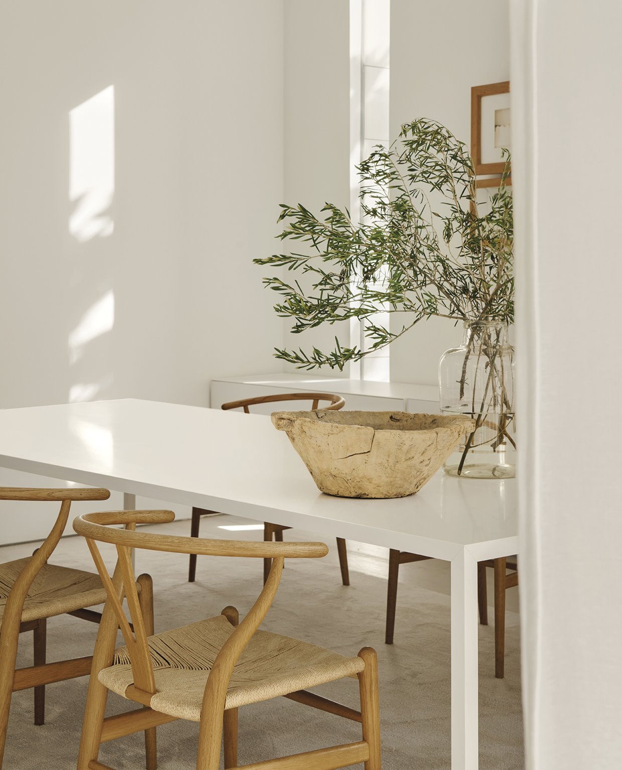 Interiorismo de Lorna  de Santos, con sillas  CH24 Wishbone, de  Hans J. Wegner para Carl Hansen & Søn, y cuenco antiguo de Rue Vintage 74