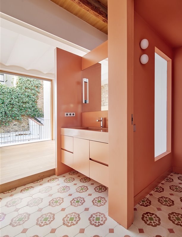 Nueva vida para una casa de los 60 en Barcelona en la que brillan sus elementos originales