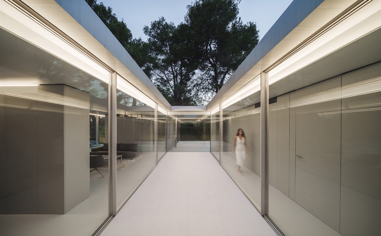 El elemento más característico de la NIU N290 es el patio central que articula la zona de día y las habitaciones más privadas.