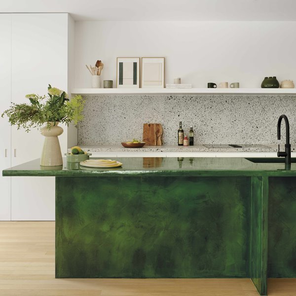 cocina a medida verde con semi columnas