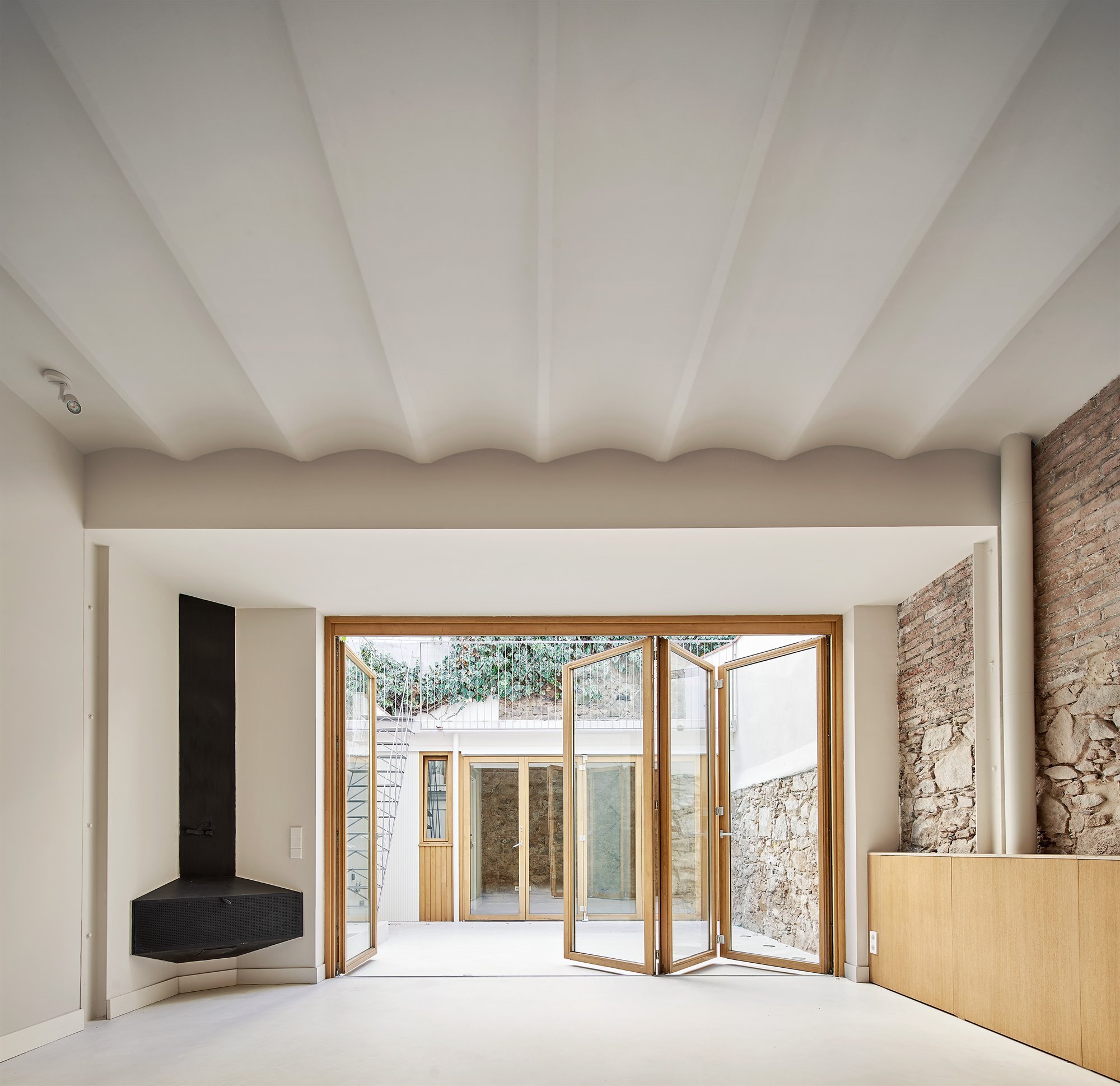 Salón chimenea patio Septiembre Arquitectura