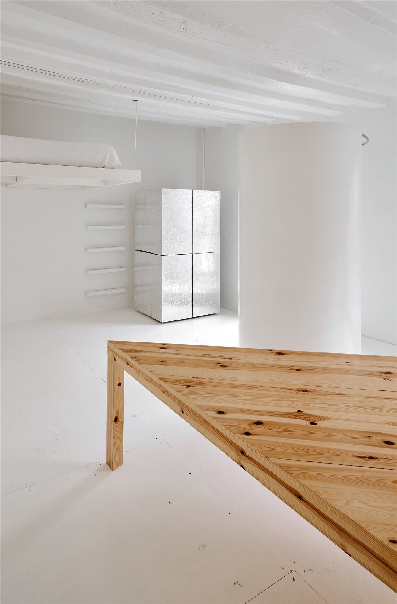 Al esbozar una mesa en formato triangular, lo que Laynez ha conseguido es ganar un espacio que le robaría, sin duda, la clásica versión de mesa cuadrada. Foto: José Hevia
