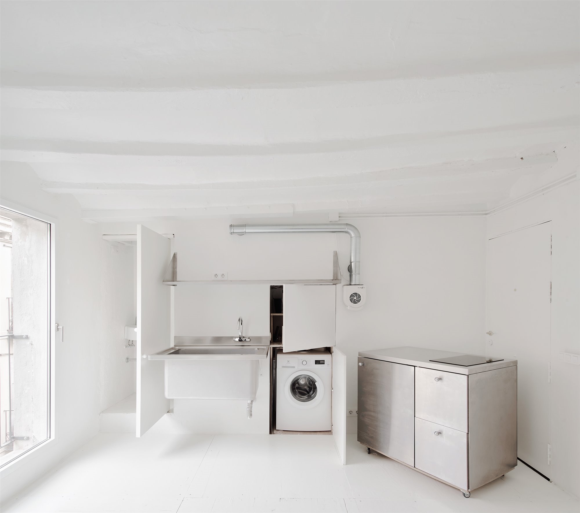 Armarios que aguardan estantes, electrodomésticos… en la casa-estudio de Jaime Fernández Laynez impera la versatilidad. Foto: José Hevia