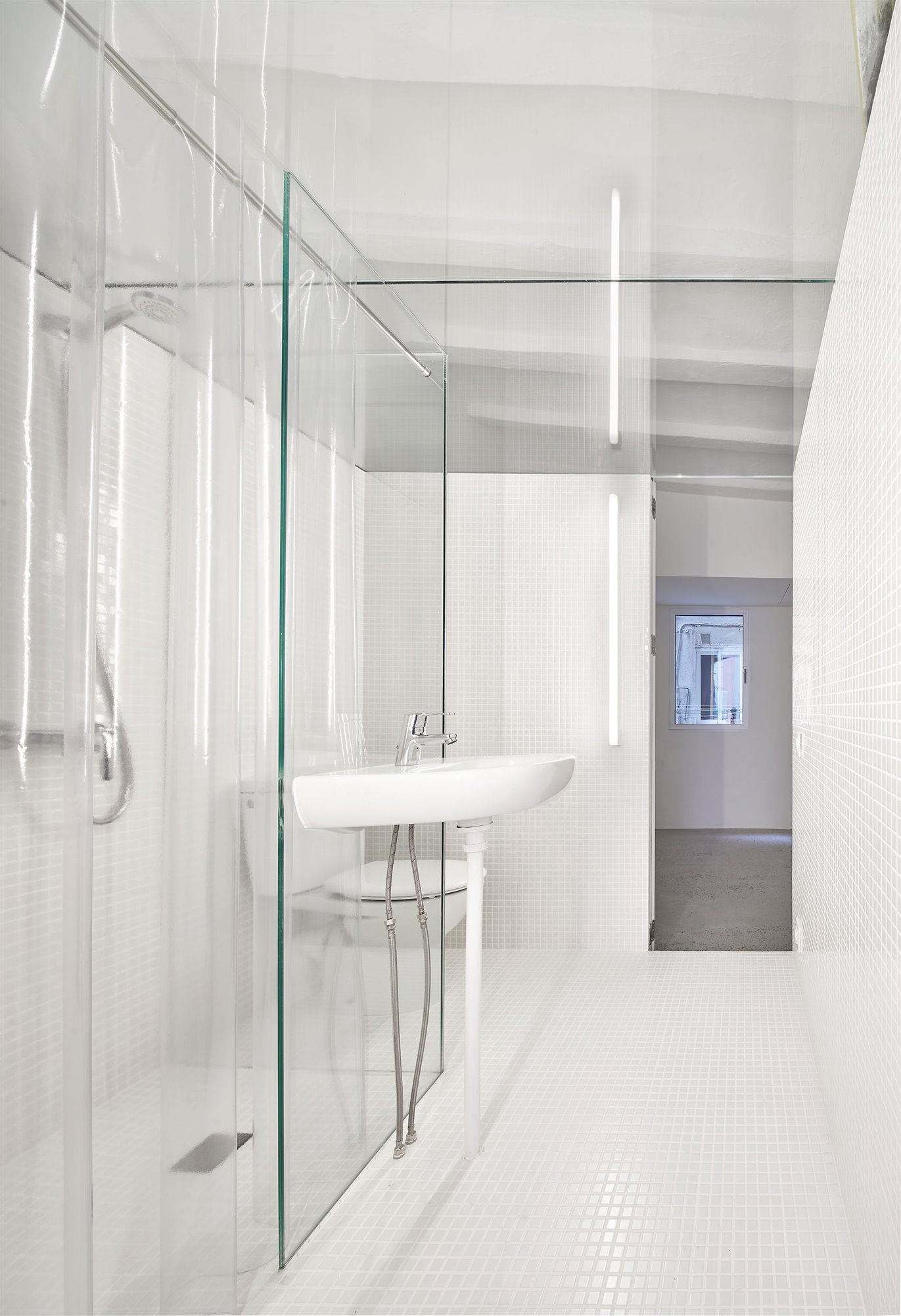 El baño de este estudio se inserta dentro del cubo de acero galvanizado. Foto: José Hevia