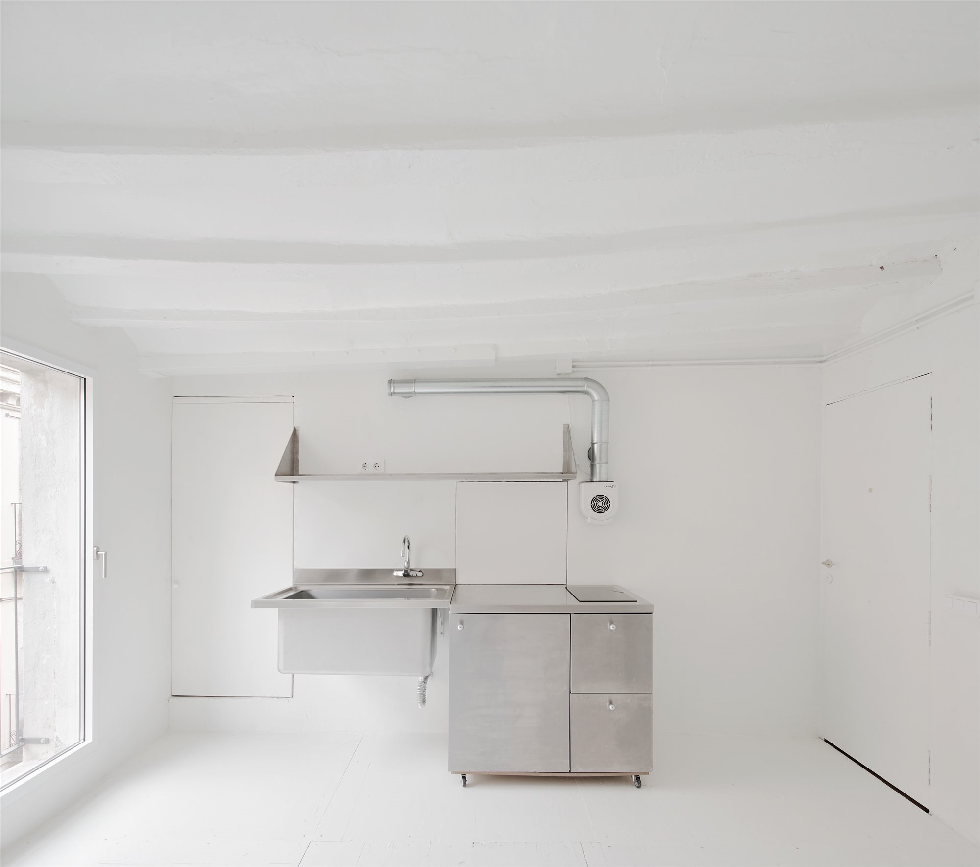 El mueble de la cocina dispone de ruedas, de nuevo, para poder desplazarse por el espacio o reubicarse en caso de ampliar el piso. Foto: José Hevia