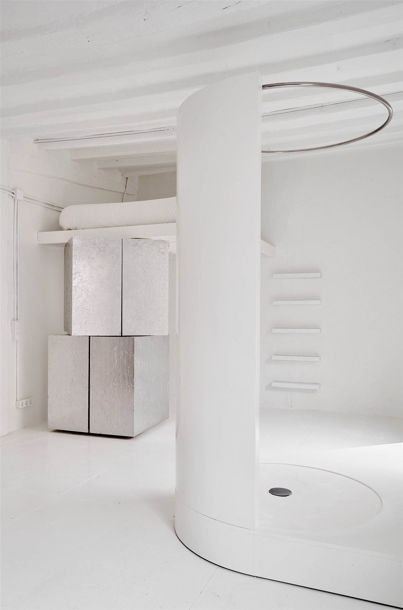 En la casa del arquitecto, la ducha modular se inserta dentro de un cilindro (con cortinas) que puede moverse al gusto. Foto: José Hevia