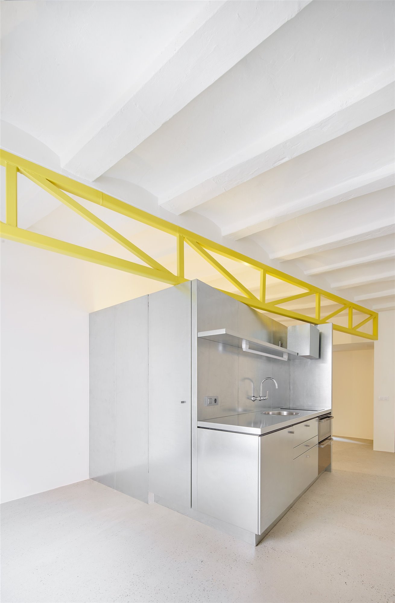 En la imagen, esta casa vista desde los ventanales exteriores, siendo apreciable el minimalismo por el que apuesta el espacio. Foto: José Hevia