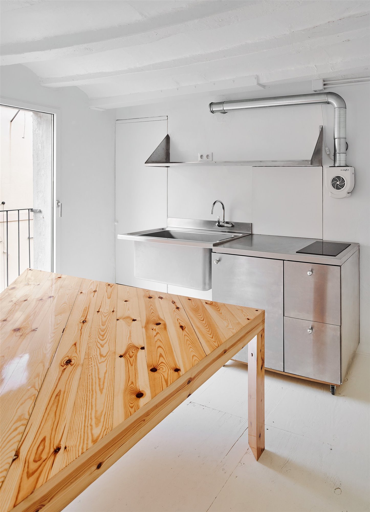 La cocina de la casa del arquitecto, a modo de kitchenette, se ha diseñado en acero inoxidable. Foto: José Hevia