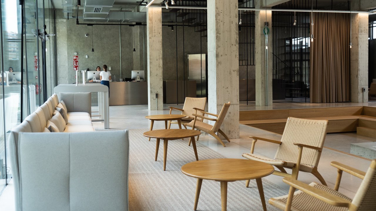 El hall de bienvenida, de 900 metros cuadrados, incluye un espacio multifuncional.