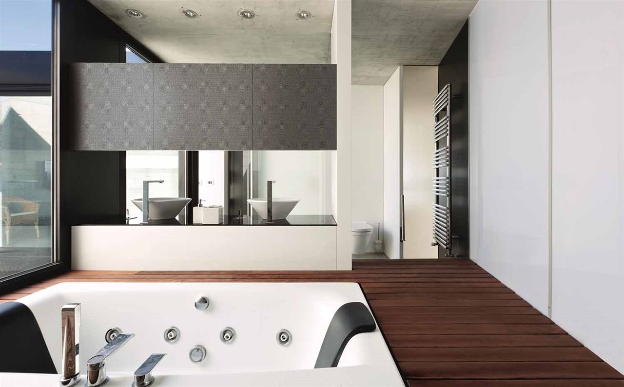 La superficie porcelánica Techlam (en la imagen, con el acabado cosmos black), de Levantina, tiene el sello Greenguard, que certifica que no emite sustancias tóxicas