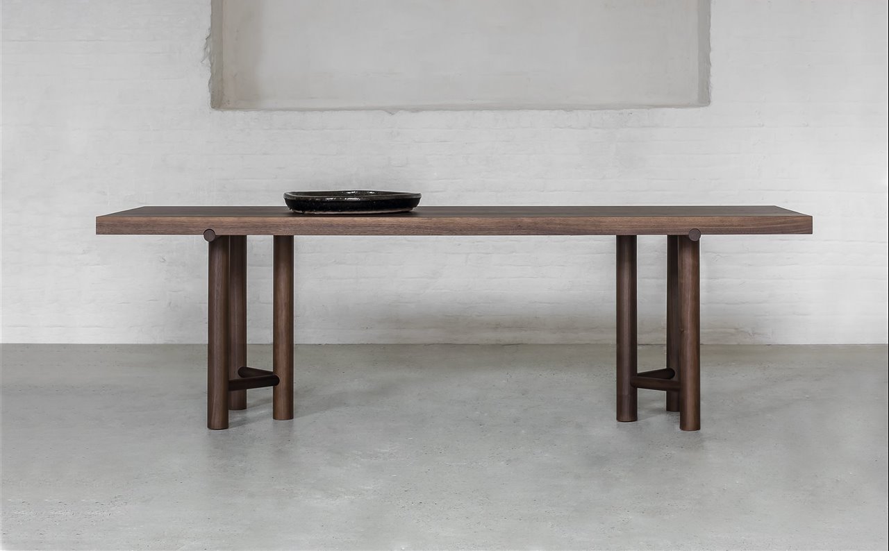 La interiorista belga Nathalie Deboel presenta su primera colección de muebles, Nomad, elaborada artesanalmente. La colección lleva los muebles a su esencia: ser compañeros de viaje de por vida.