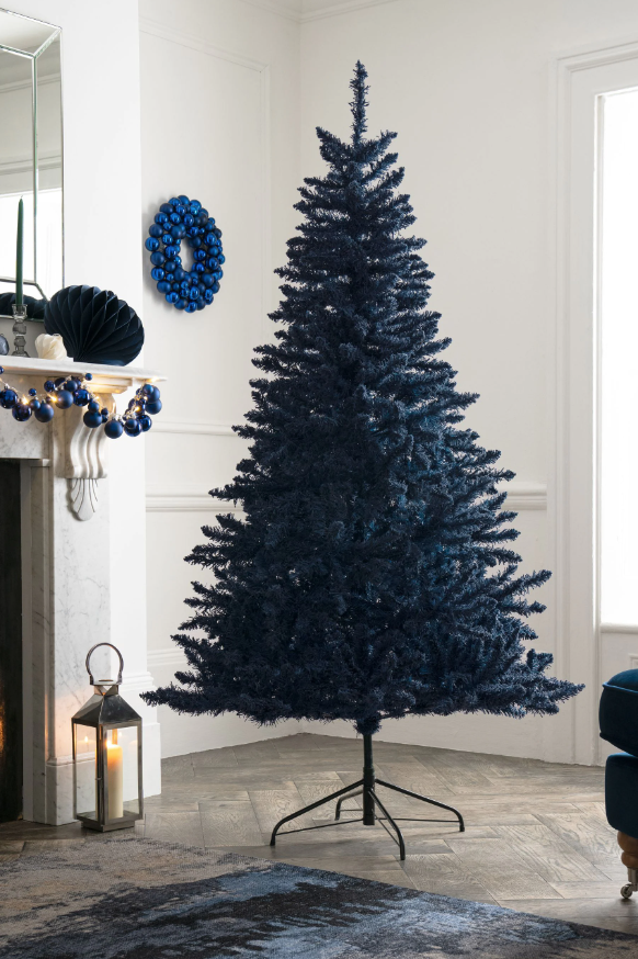 Un árbol de Navidad en azul marino (claro que sí)