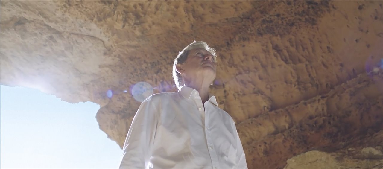 Pawson durante un viaje de prospección a Ibiza  para elegir el terreno. En la primera página del artículo, el libro sobre su proyecto.
