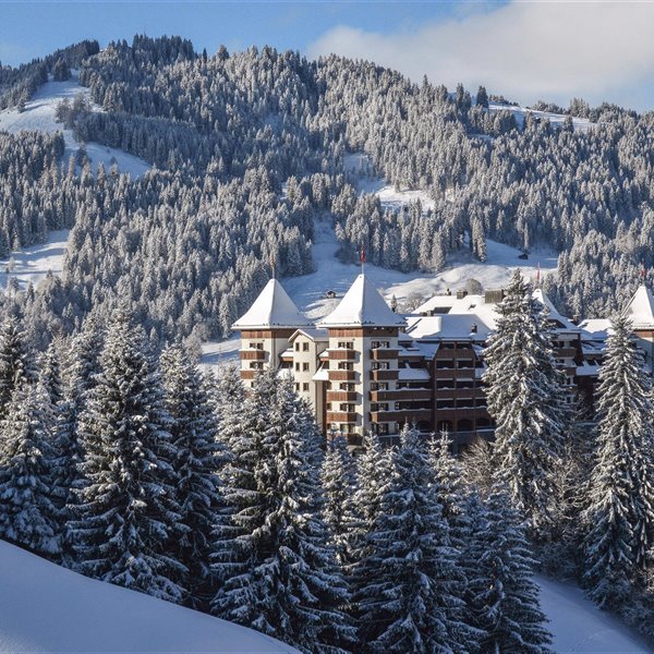 Los mejores hoteles de lujo en los que refugiarse en la montaña rodeados de nieve