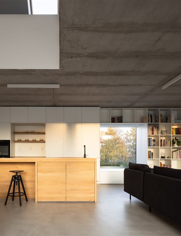 La fachada negra de esta moderna casa esconde un interior luminoso y alegre