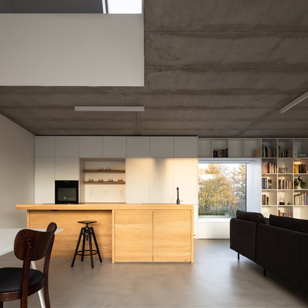 La fachada negra de esta moderna casa esconde un interior luminoso y alegre