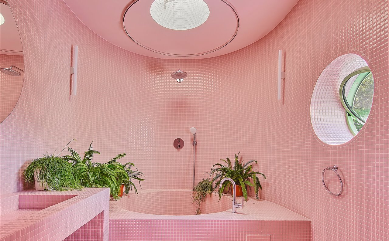 Un atrevido baño en color rosa y formas orgánicas.