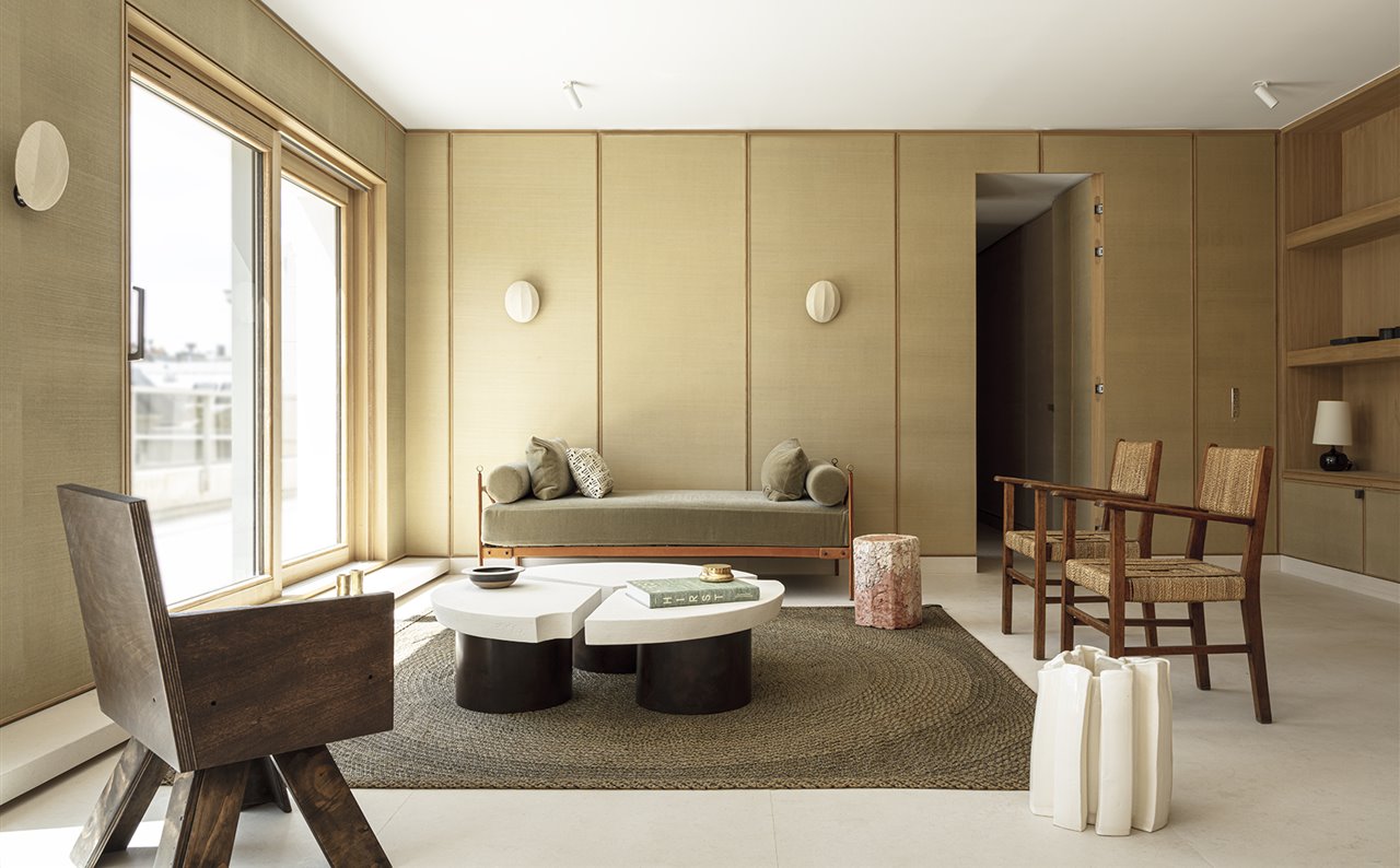 En la sala de estar, una day-bed y sillas de paja vintage conviven con obras de artistas contemporáneos