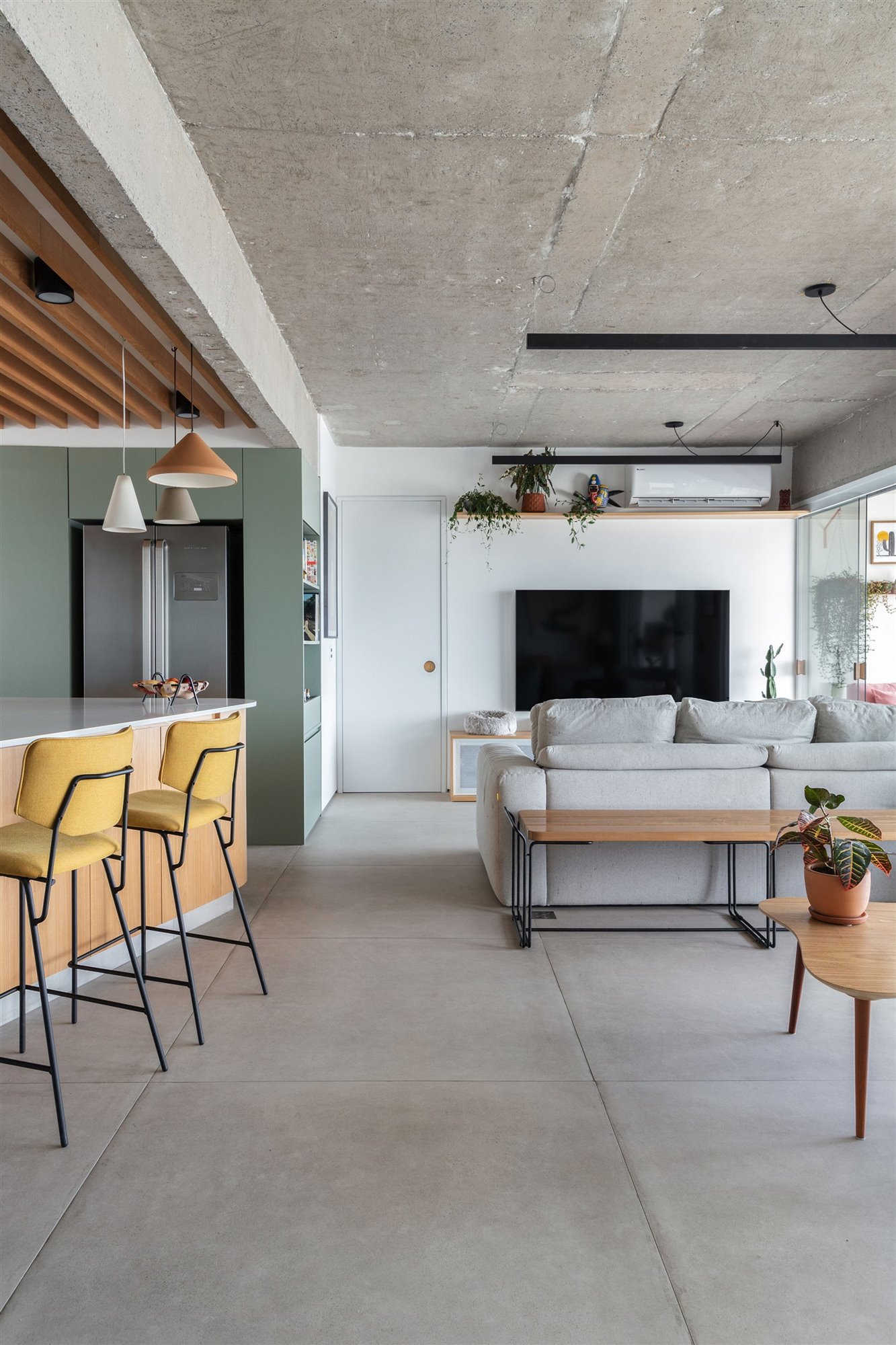 Estúdio BRA Arquitetura - Apartamento Pepyra - foto Maura Mello (7). Dos espacios para estar
