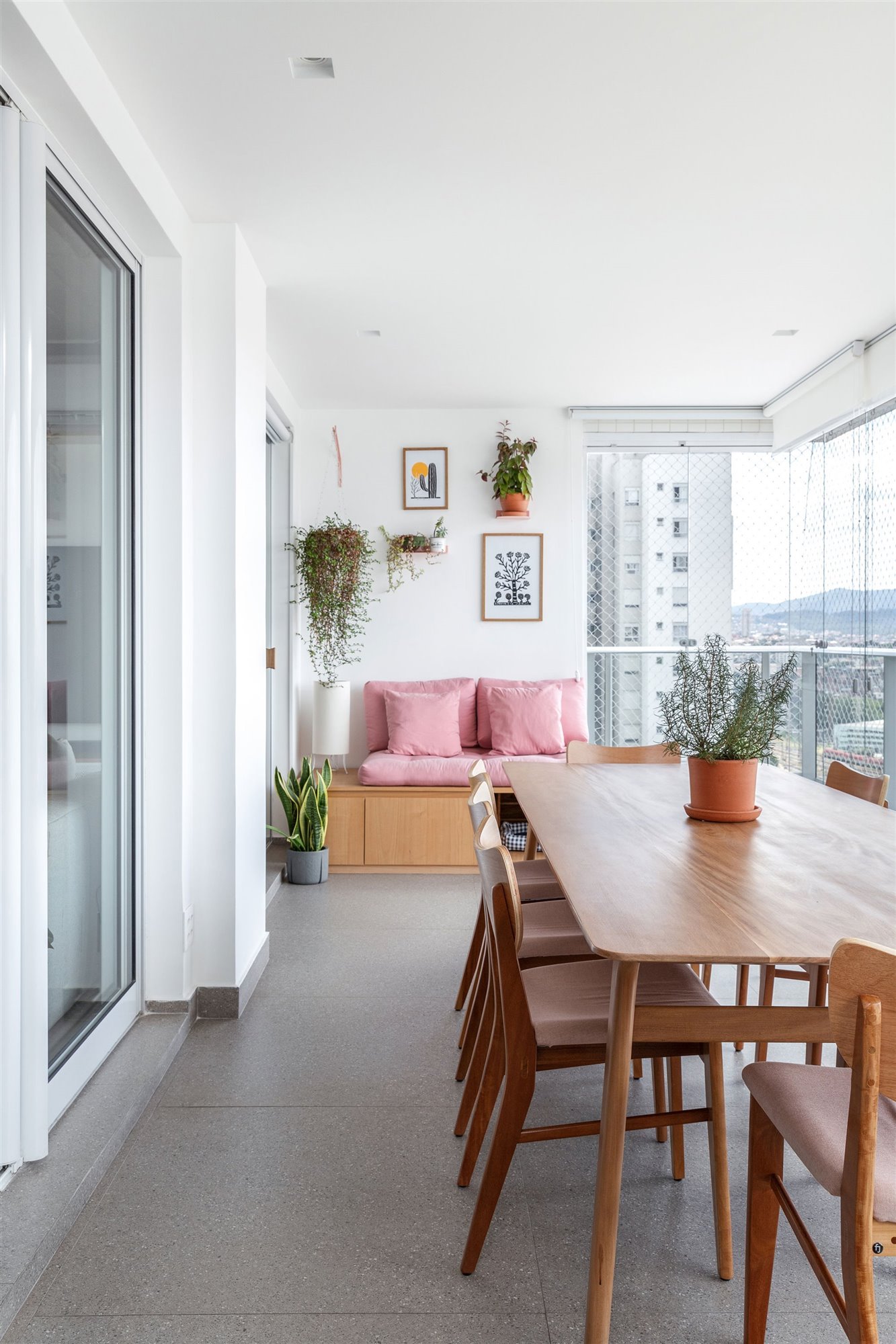 Estúdio BRA Arquitetura - Apartamento Pepyra - foto Maura Mello (24). Un balcón con barbacoa