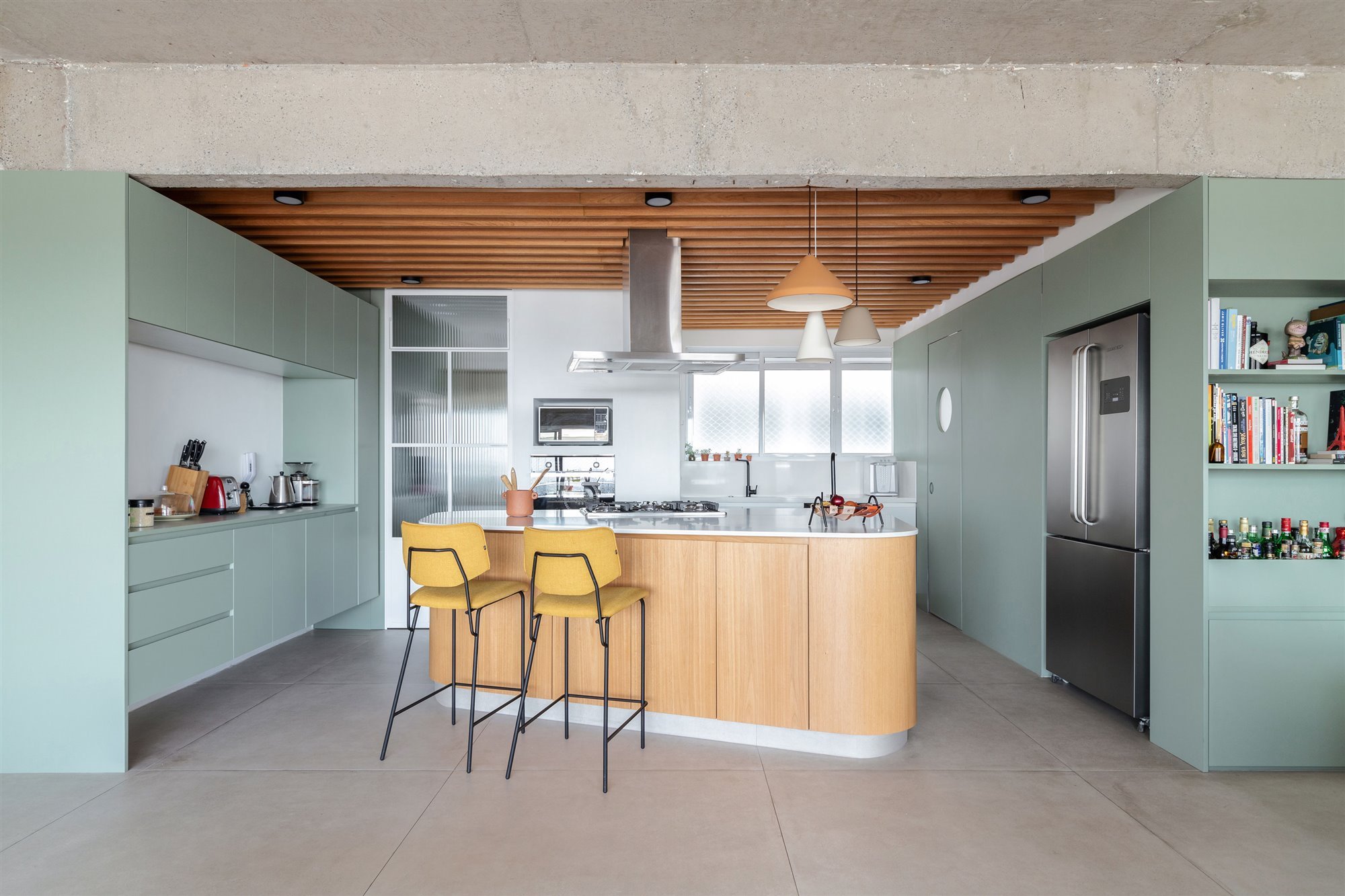 Estúdio BRA Arquitetura - Apartamento Pepyra - foto Maura Mello (2). Una cocina social