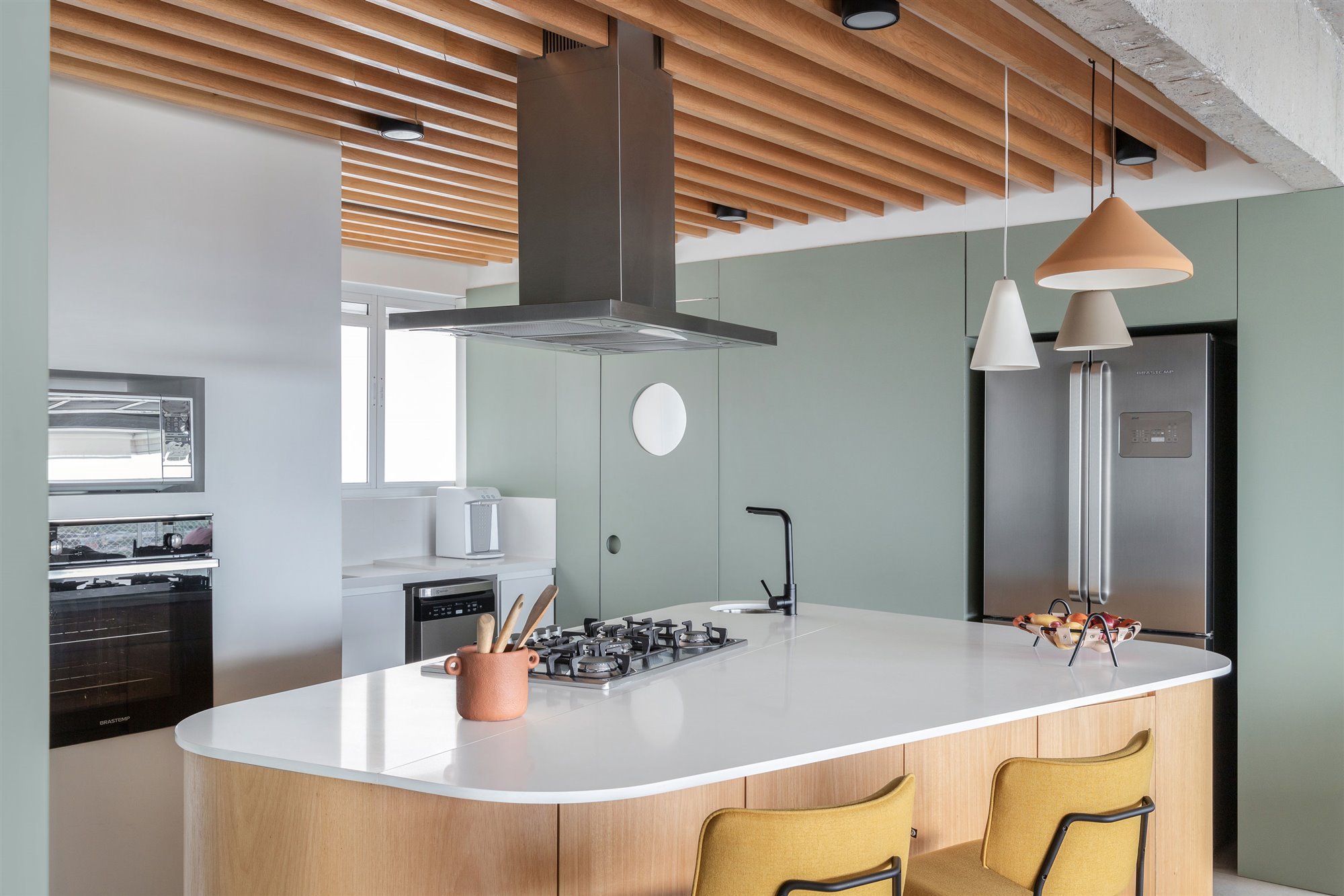 Estúdio BRA Arquitetura - Apartamento Pepyra - foto Maura Mello (8). Una nevera en el baño