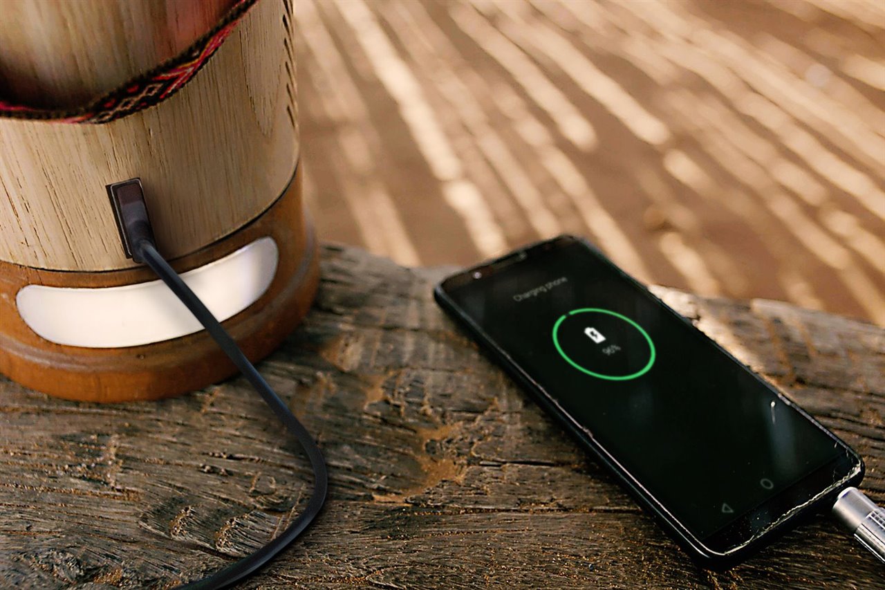 La lámpara también puede alimentar pequeños dispositivos electrónicos como móviles gracias a un puerto USB integrado.
