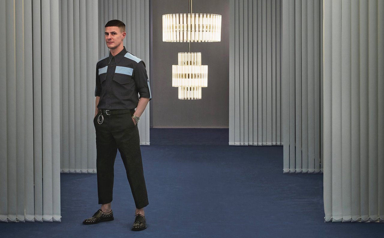 Lee Broom en el set donde presentó en Milán sus chandeliers Aurora