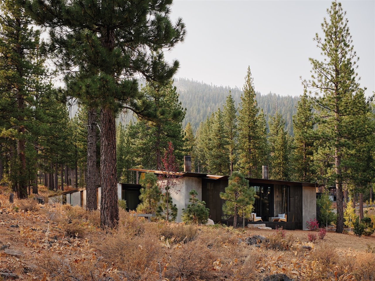 Faulkner Architects diseña un sólido refugio destinado a resistir el fuego en California.