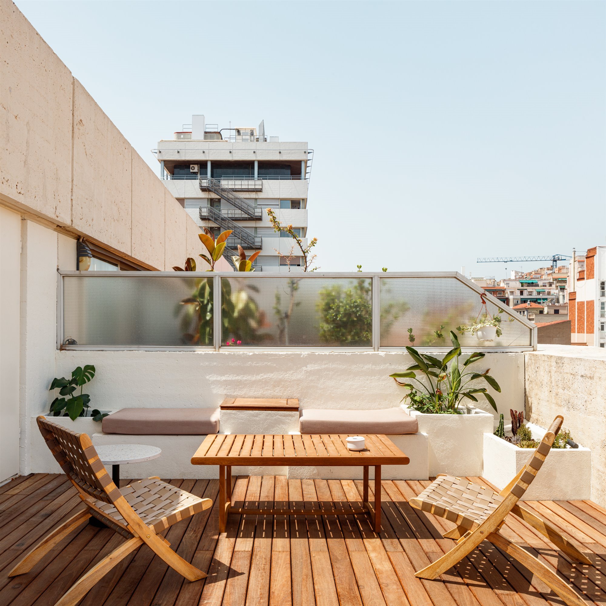 Proyecto Meta Studio. Una tarima de madera