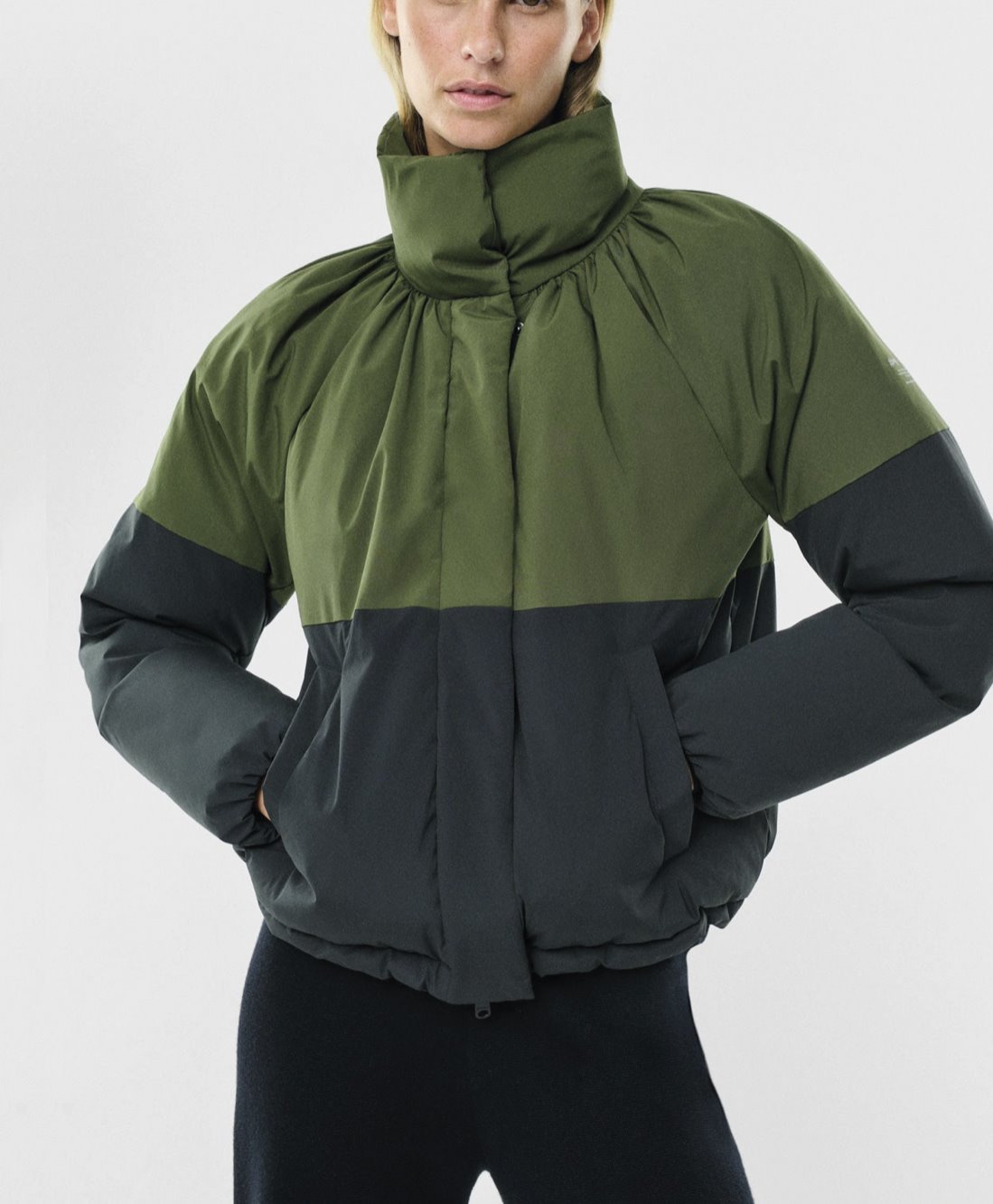 Chaqueta Goop de Ecoalf, confeccionada con tejido Sorona®, hecho a partir de restos de maíz.