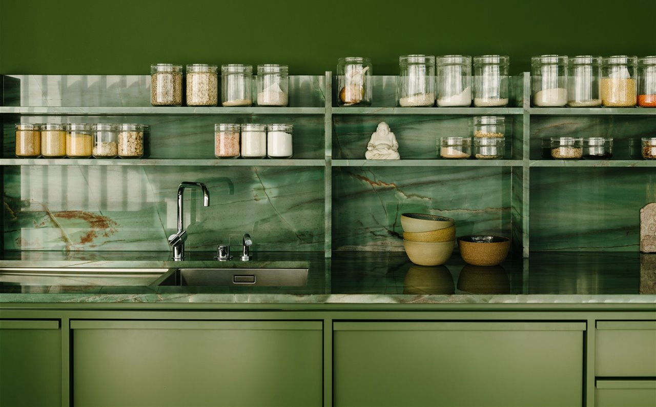 Cocina verde con estantes