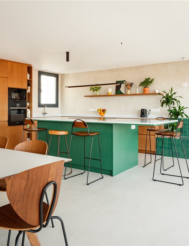 Este triplex de Barcelona se ha abierto a la luz con menos tabiques, microcemento, colores mediterráneos y muchos, muchos muebles de obra