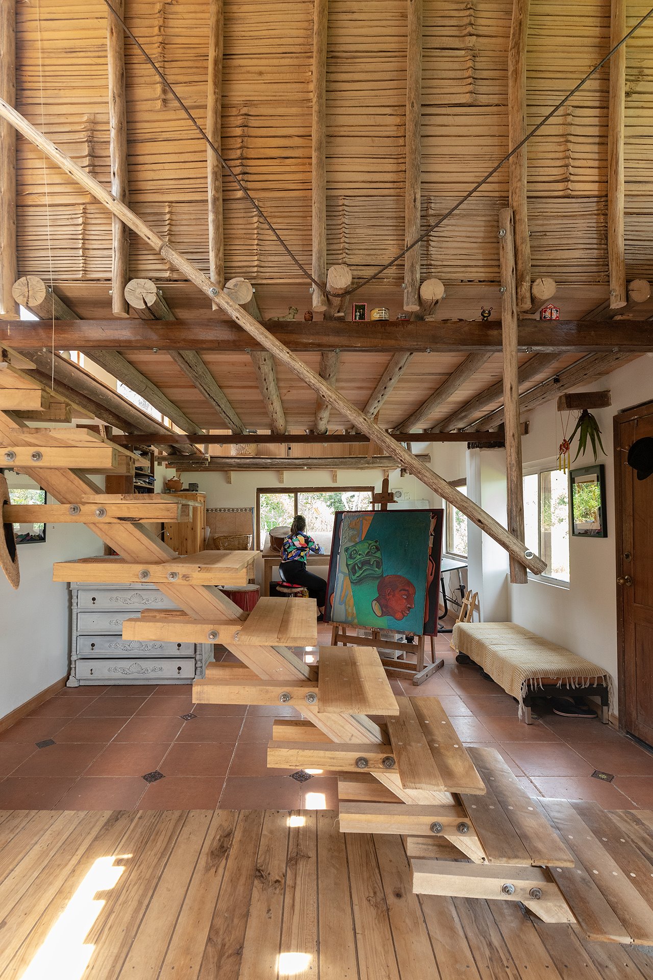 Casa Los Nidos del Cholan. 15. las escaleras como division de ambientes