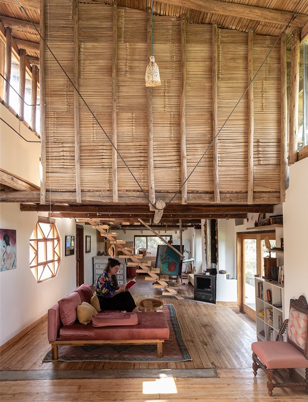 Eucalipto, coco o caña, esta casa-taller no puede ser más artesanal