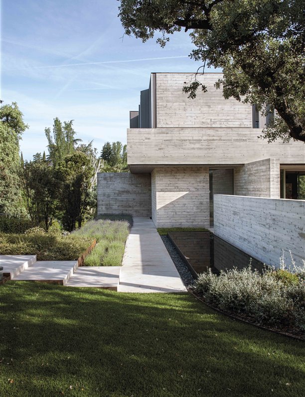 Esta casa de hormigón en medio del campo resume las claves del estilo contemporáneo tranquilo