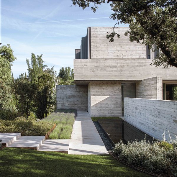 Esta casa de hormigón en medio del campo resume las claves del estilo contemporáneo tranquilo