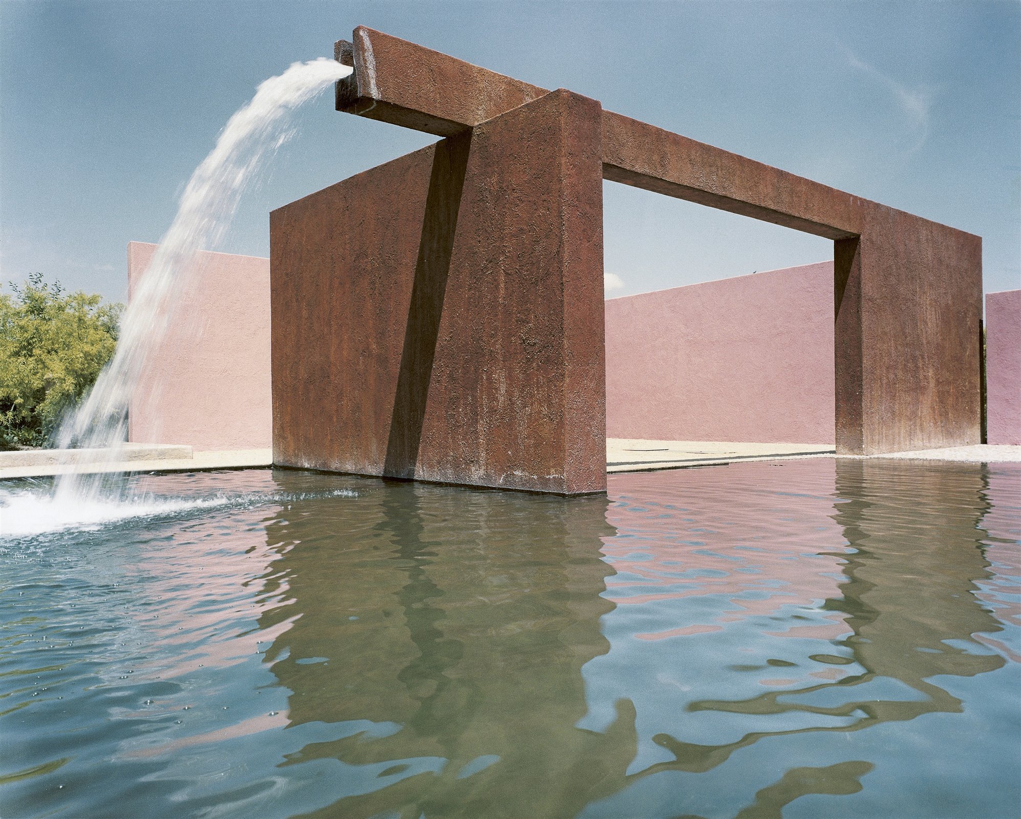 Fotografía de Armando Salas Portugal de la Fuente de los Amantes de Luis Barragán.