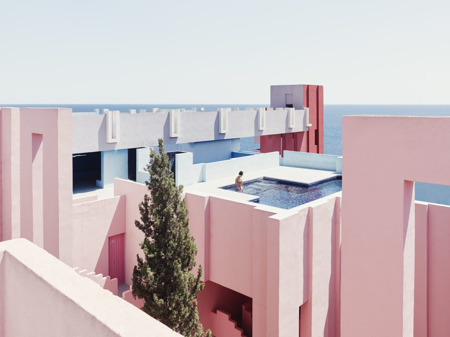 La muralla roja en Calpe de Ricardo Bofill piscina