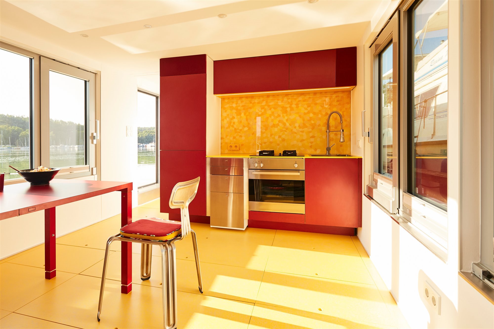 tiny home barco cocina comedor