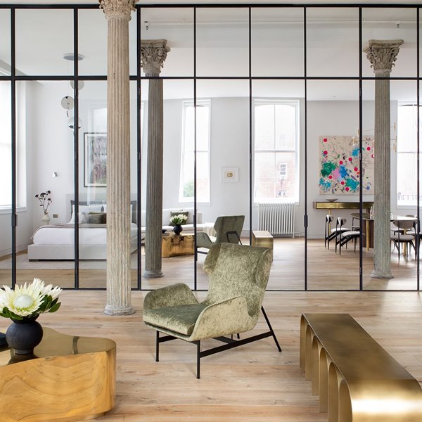 Un loft de diseño contemporáneo donde las paredes de espejo lo ocultan todo