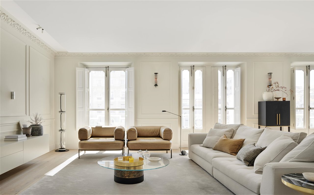 Butacas de piel Belt, de Federico Peri para Baxter Italia. Entre ellas y el sofá Urban, de Sacha Lakic para Roche Bobois, la lámpara de pie Daphine Terra, de Tommaso Cimini para Lumina. A la izquierda, el modelo Noctambule Floor, de Konstantin Grcic para Flos.